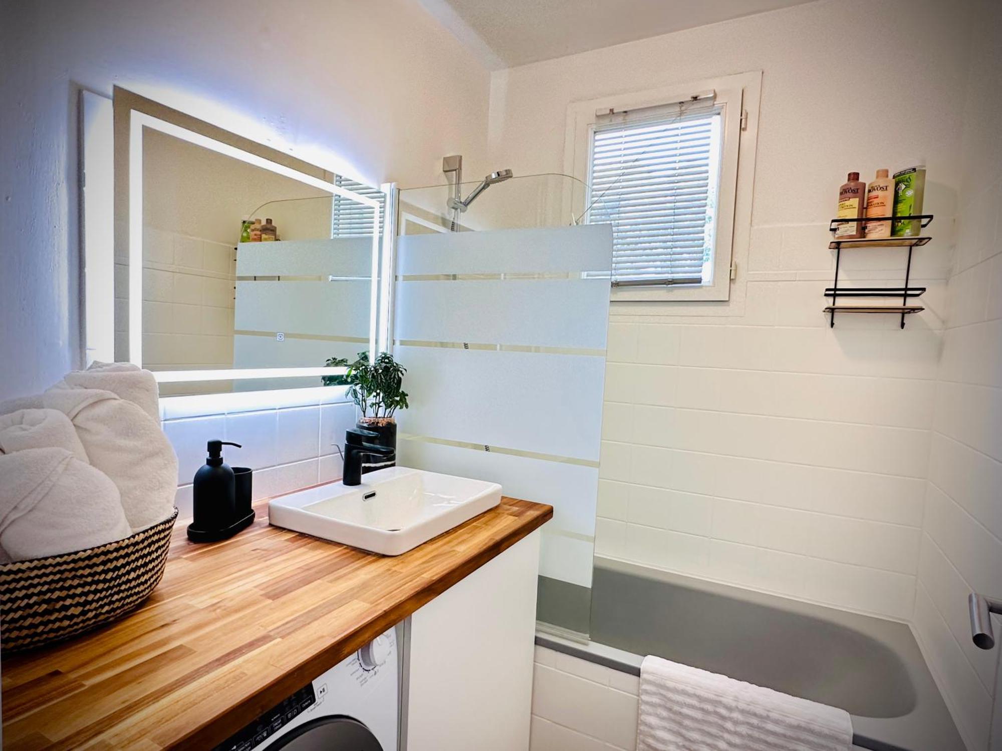 Apartment 40M2-Air Conditioning-Elevator-Underground Parking-Self Checkin! Appart Climatise 40M2-Ascenseur-Parking Souterrain -Arrivee Autonome Avignon Exterior foto